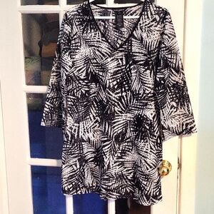 Mario Serrani Italy Light weight Beach/ Pool cover up Black & White size Small